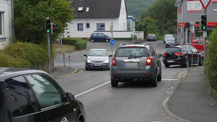 Mehr als zwei Autos schafften es bei Grün nicht auf die Kreisstraße. Schuld daran war eine kaputte Induktionsschleife.  Foto: Berthold Köhler