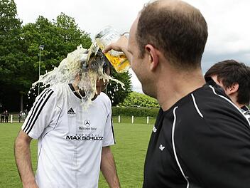 So wie Benjamin Demel (rechts) und Bastian Renk wollen am Ende alle jubeln: Mit einer Bierdusche nach dem Aufstieg. In den nächsten Tagen stehen deshalb zahlreiche Entscheidungs- und Relegationsspiele auf dem Programm. Foto: CT-Archiv
