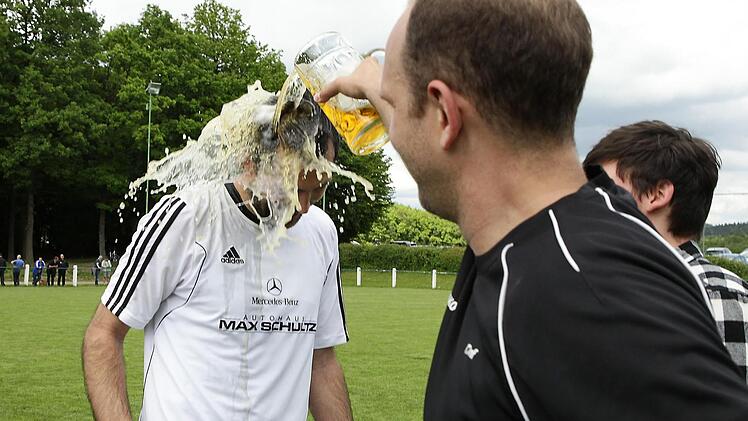 So wie Benjamin Demel (rechts) und Bastian Renk wollen am Ende alle jubeln: Mit einer Bierdusche nach dem Aufstieg. In den nächsten Tagen stehen deshalb zahlreiche Entscheidungs- und Relegationsspiele auf dem Programm. Foto: CT-Archiv