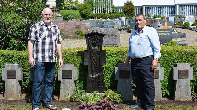 Kreisheimatpfleger Christian Neugebauer (links) und Paul Beck (rechts) vor dem restaurierten Holzkreuz.  Foto: Bj&ouml;rn Hein
