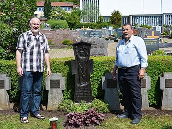 Kreisheimatpfleger Christian Neugebauer (links) und Paul Beck (rechts) vor dem restaurierten Holzkreuz.  Foto: Björn Hein