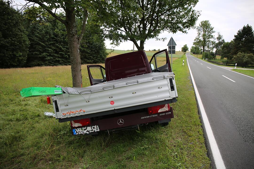 Kreis Kronach: Transporter prallt gegen Baum