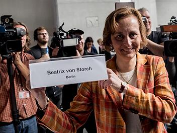 Unter anderem die stellvertretende Parteivorsitzende Beatrix von Storch ist in Tettau als Rednerin angekündigt. Die neue Fraktionsvorsitzende Alice Weidel sollte zwar ebenfalls an dem Treffen teilnehmen, könnte nach Angaben des AfD-Kreisverbands aber aus gesundheitlichen Gründen absagen. Foto: Michael Kappeler/dpa