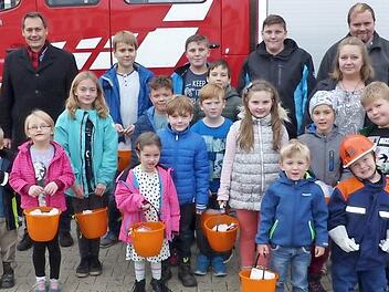 Die Kinder freuten sich über ihre Preise. Mit im Bild (hinten, von links) Gartenbau-Vorsitzender Uwe Ehrhardt und Bürgermeister Roland Wolfrum sowie einige Betreuer Foto: Klaus-Peter Wulf