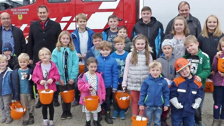 Die Kinder freuten sich über ihre Preise. Mit im Bild (hinten, von links) Gartenbau-Vorsitzender Uwe Ehrhardt und Bürgermeister Roland Wolfrum sowie einige Betreuer Foto: Klaus-Peter Wulf