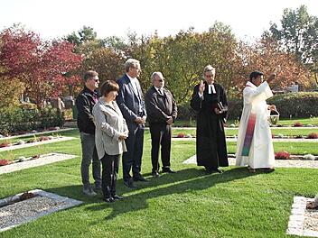 Jürgen Lorenz, Stadträtin Ille Prockl-Pfeiffer, German Hacker, Stadtrat Erich Petratschek,  Oliver Schürrle und Kaplan Ashok Mathew (v. l.) bei der Segnung Foto: Richard Sänger