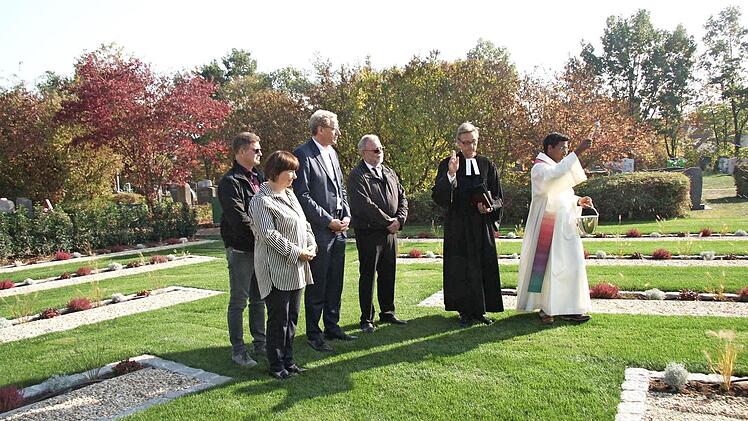 Jürgen Lorenz, Stadträtin Ille Prockl-Pfeiffer, German Hacker, Stadtrat Erich Petratschek,  Oliver Schürrle und Kaplan Ashok Mathew (v. l.) bei der Segnung Foto: Richard Sänger