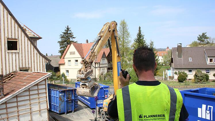 Das Gebäude Fritz-Hornschuch-Platz 2 in Mainleus wird abgerissen. Foto: Jürgen Gärtner
