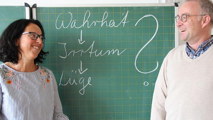 Haben ein entspanntes Gespräch zum Thema Wahrheit: Lehrerin Sandra Schmid und Rektor Bernd Czelustek. Benedikt Borst