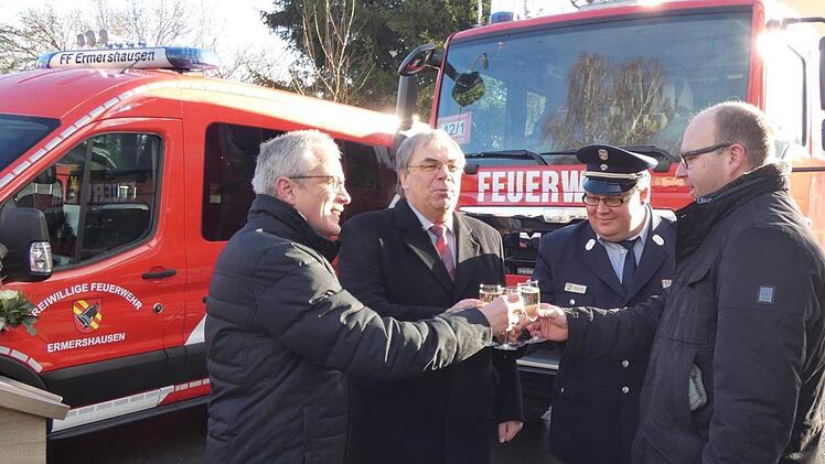 Angestoßen auf die hervorragende interkommunale Zusammenarbeit haben bei der Fahrzeugsegnung (von links): Bürgermeister Günter Pfeiffer, Bürgermeister Bernhard Ruß, Kommandant Andreas Franz (Ermershausen) und Andreas Winkler (Sand).