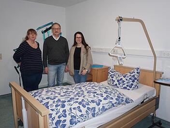 Im ehemalige Berghotel in Sandberg betreut der Aragonit Intensiv-Pflegedienst seit Februar schwerkranke, pflegebedürftige beziehungsweise beatmete Klienten in einer Wohngemeinschaft. Das Bild zeigt Jürgen Schwing mit der Pflegedienstleiterin Maria Biehl (rechts) und Mitarbeiterin Janina Rubow.  Foto: Marion Eckert