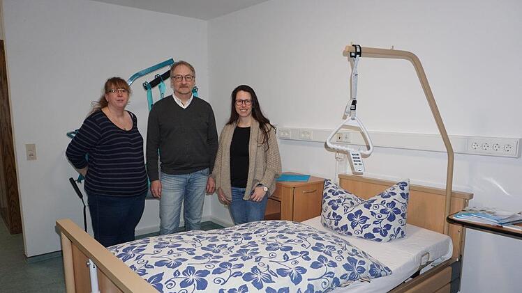 Im ehemalige Berghotel in Sandberg betreut der Aragonit Intensiv-Pflegedienst seit Februar schwerkranke, pflegebedürftige beziehungsweise beatmete Klienten in einer Wohngemeinschaft. Das Bild zeigt Jürgen Schwing mit der Pflegedienstleiterin Maria Biehl (rechts) und Mitarbeiterin Janina Rubow.  Foto: Marion Eckert
