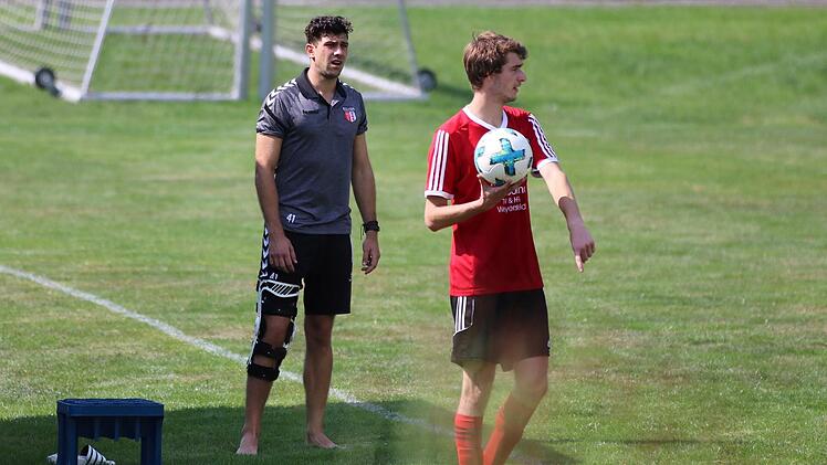 Florian Thurn, Trainer des SC Diebach (links),  sieht sich als Kumpeltyp, der auch mal unbequem wird, wenn die Ergebnisse nicht stimmen. Foto: Hopf