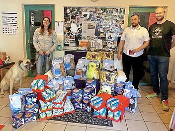 Angelika Enzmann nahm die Spenden für das Tierheim entgegen, die der Round-Table-Club, Kaufland-Marktleiter Anthony Seidl und der Zoobedarf „Wuff Wuff Miau“ zur Verfügung gestellt hatten. Die Kangal-Hündin Sultanine, eine angenehme Vertreterin ihr...