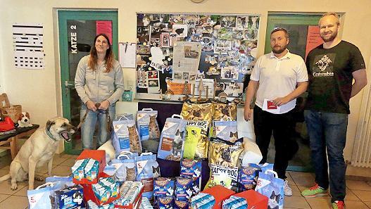 Angelika Enzmann nahm die Spenden für das Tierheim entgegen, die der Round-Table-Club, Kaufland-Marktleiter Anthony Seidl und der Zoobedarf „Wuff Wuff Miau“ zur Verfügung gestellt hatten. Die Kangal-Hündin Sultanine, eine angenehme Vertreterin ihr...