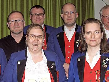 Ehrungen durch den Nordbayerischen Musikbund und der Bundesvereinigung Deutscher Musikverb&auml;nde durch den stellvertretenden Kreisvorsitzenden Rene Beckmann. Auf dem Foto von links: Vorsitzender Hubert B&uuml;chner, Rene Beckmann, Denis B&uuml;chner, Vorsitze...