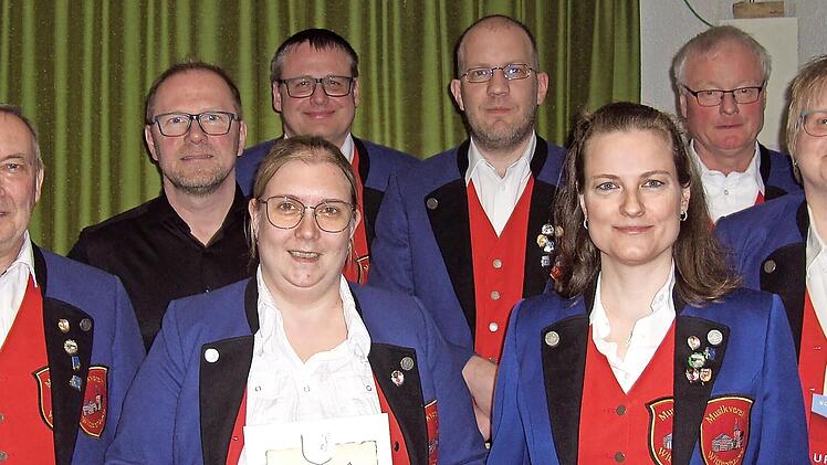 Ehrungen durch den Nordbayerischen Musikbund und der Bundesvereinigung Deutscher Musikverb&auml;nde durch den stellvertretenden Kreisvorsitzenden Rene Beckmann. Auf dem Foto von links: Vorsitzender Hubert B&uuml;chner, Rene Beckmann, Denis B&uuml;chner, Vorsitze...