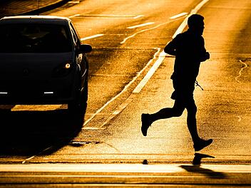 Jogger (43) von Auto angefahren - er kommt mit leichten Verletzungen davon