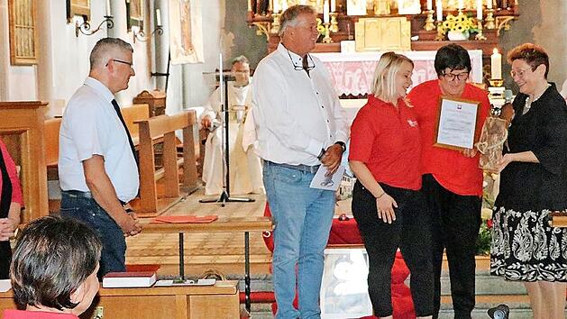 Seit 45 Jahren gibt es die Caritas-Sozialstation Steinwiesen. Jetzt wurde nach 40 Jahren die Leiterin Brigitte Wunder in den Ruhestand verabschiedet und Kathrin Dietz als ihre Nachfolgerin eingef&uuml;hrt. Das Bild zeigt (v.l.) Vorstandsmitglied Gabrie...