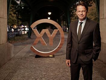 In einer live ausgestrahlten Sonderausgabe von "Aktenzeichen XY" stellt Rudi Cerne von Vermisstenf&auml;lle vor.