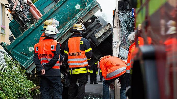 Experten beraten über die Bergung nach dem Unfall eines Lkw mit einer Straßenbahn in Würzburg. Foto: Tobias Köpplinger
