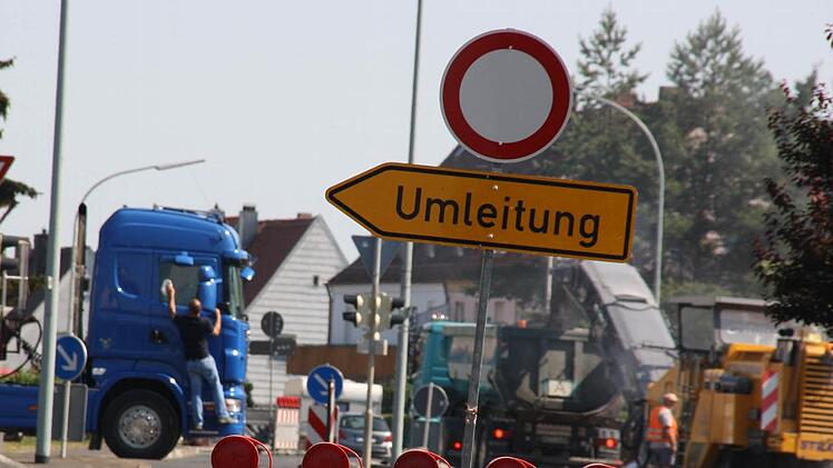 Bis hierhin und nicht weiter: Von der B 8 geht's derzeit nur über Umleitungen in die Böhmerwaldstraße.
