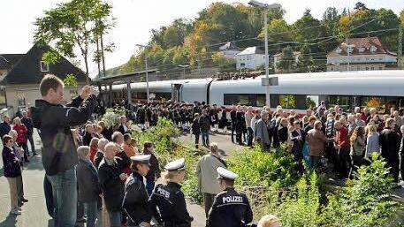 Er war ja schon einmal da, der ICE: Die Taufe des "Rödental"-Zuges fand allerdings nur auf der Nahverkehrsstrecke zwischen Coburg und Sonneberg statt. Foto: CT-Archoiv