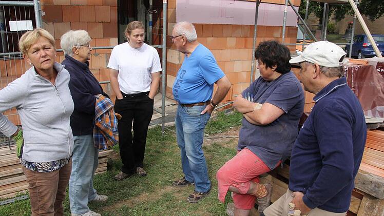 Das "Leitungsteam" bei der Besprechung vor dem Rohbau (von links): Ute Schulze, Karin Ulrich, Pfarrerin Sonja von Aschen, Peter Ulrich, Angelika Kremer und ein Helfer. Foto: Helmut Will