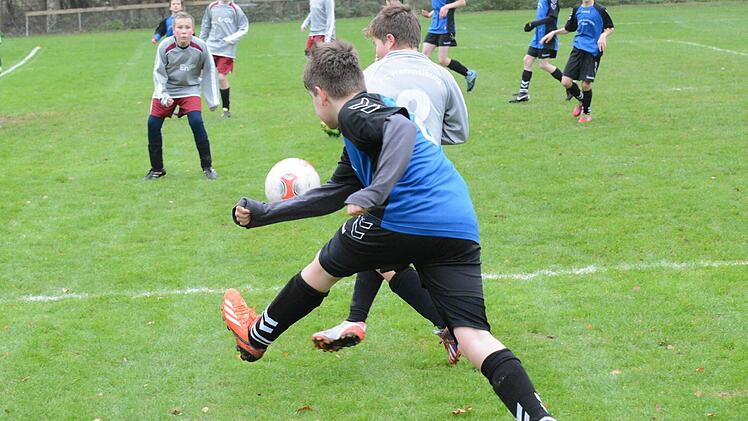 Treffsicher: Beim 5:0-Sieg der SG Frankenbrunn traf Luca Albert (vorne) gleich zweimal. In dieser Szene kann der Hammelburger Max Reith den Schuss nur noch mit dem Körper blocken.  Foto: ssp
