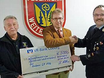 Die symbolische Spendenübergabe (von links): Klaus-Dieter Renner, Wolfgang Bauersachs, Ulrich Höhn  Foto: Lothar Weidner
