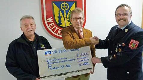 Die symbolische Spendenübergabe (von links): Klaus-Dieter Renner, Wolfgang Bauersachs, Ulrich Höhn  Foto: Lothar Weidner