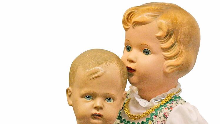 Puppen von Bruno Schmidt aus Waltershausen/Thüringen. Das Stehbaby links ist aus den 1920er-Jahren, das Mädchen aus der Zeit um 1950. Foto: Simone Bastian