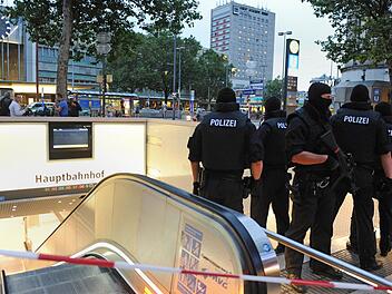 Polizisten stehen am Freitagabend in München am Eingang zur U-Bahn Marienplatz. Bei Schüssen am Olympia-Einkaufszentrum in München hat es am Freitag Verletzte und auch Tote gegeben. Foto: Sven Hoppe/dpa