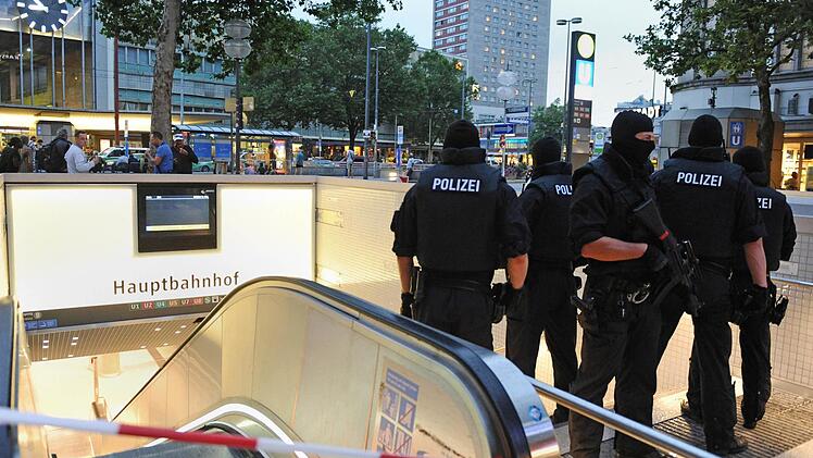 Polizisten stehen am Freitagabend in München am Eingang zur U-Bahn Marienplatz. Bei Schüssen am Olympia-Einkaufszentrum in München hat es am Freitag Verletzte und auch Tote gegeben. Foto: Sven Hoppe/dpa
