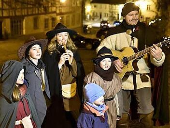 Diese "Hätscherklooßen", die Geschwister Claudia Pasler und Christian Trapp mit ihren Kindern Leo, David, Maria und Anne, warnten sogar mit Gesang vor den Gefahren des Feuers.  Foto: Gerold Snater