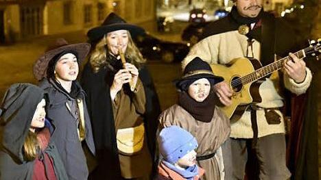 Diese "Hätscherklooßen", die Geschwister Claudia Pasler und Christian Trapp mit ihren Kindern Leo, David, Maria und Anne, warnten sogar mit Gesang vor den Gefahren des Feuers.  Foto: Gerold Snater