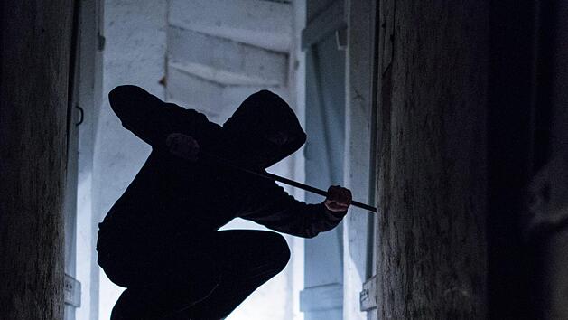 Mittwochnacht brachen zwei unbekannte Personen in einen Supermarkt im Landkreis W&uuml;rzburg ein. Foto: Silas Stein/dpa
