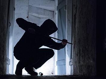 Mittwochnacht brachen zwei unbekannte Personen in einen Supermarkt im Landkreis W&uuml;rzburg ein. Foto: Silas Stein/dpa
