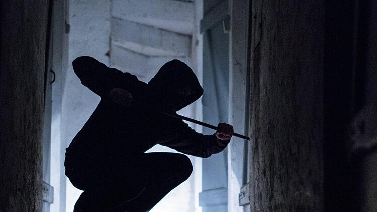 Mittwochnacht brachen zwei unbekannte Personen in einen Supermarkt im Landkreis W&uuml;rzburg ein. Foto: Silas Stein/dpa