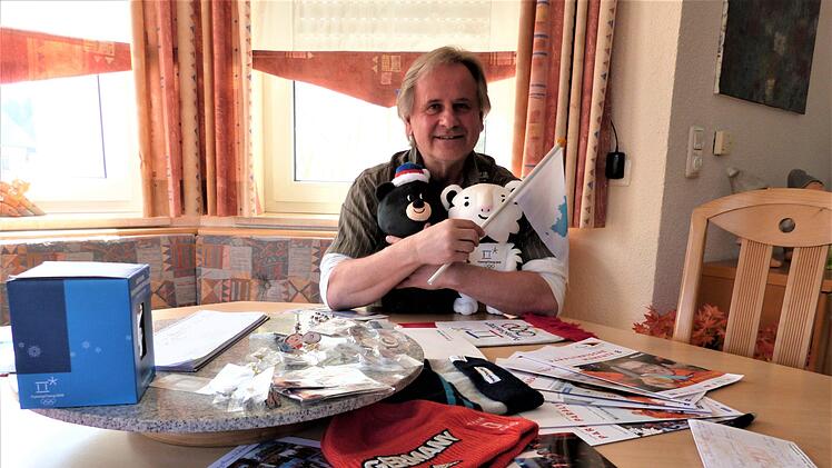 Georg St&ouml;ckel mit einem "Berg" voller Souvenirs von den Olympischen Spielen in S&uuml;dkorea und einer Besonderheit, der gemeinsamen Fahne von S&uuml;d- und Nordkorea.Werner Rei&szlig;aus