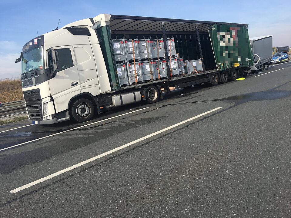 Tödlicher Unfall auf der A3: Stauende übersehen - Kleinlaster prallt mit voller Wucht auf Lkw