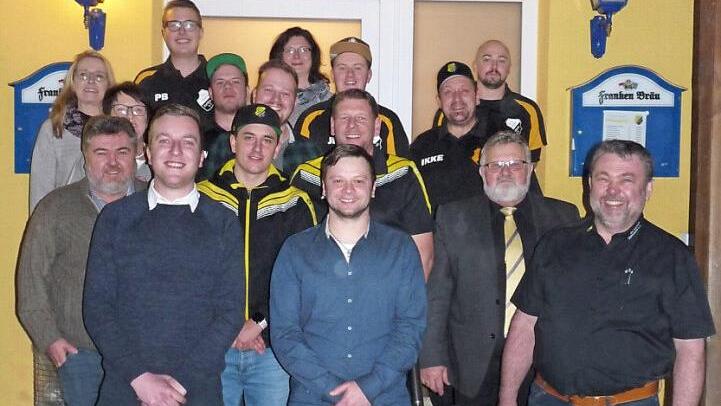 Der neue Vorstand des SV Viktoria Kehlbach (vorne von links): 2. Vorsitzender Christian Kraus, 1. Vorsitzender Kim Apel, der ehemalige Vorsitzende Stefan B&uuml;ttner. Zweite Reihe von links: die Beisitzer Thomas Krischke und Manuel Schneider, Spielleiter Wolfgang Welscher, Schriftf&uuml;hrer Werner Vetter. Hinten von links nach rechts: Kassiererin Anja Welscher und die Beisitzer Andrea Kraus, Phillip B&uuml;ttner, Michael Wich, Luka Hugel, Heike Welscher, Yannick Hess, Thomas Gr&uuml;nbeck und Michael Wittmann ...