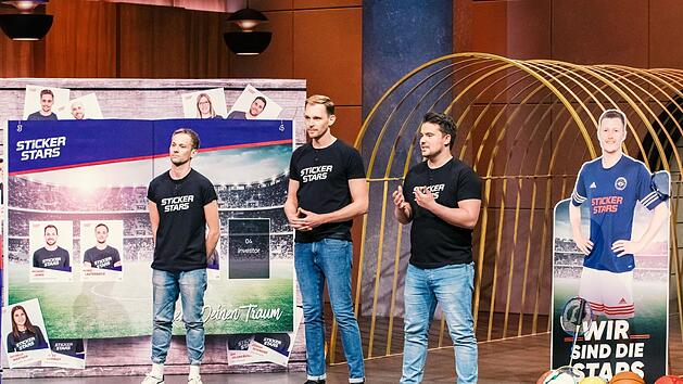 Mirko Lauterbach (aus Bamberg), Michael Janek (aus Aidhausen)  und Fabi Bönsch  (aus Hannover)  präsentieren mit "Stickerstars" Panini-Sticker für den Amateursport und sind am Dienstagabend bei "Die Höhle der Löwen" auf VOX zu sehen. Foto: TVNOW / Bernd-Michael Maurer