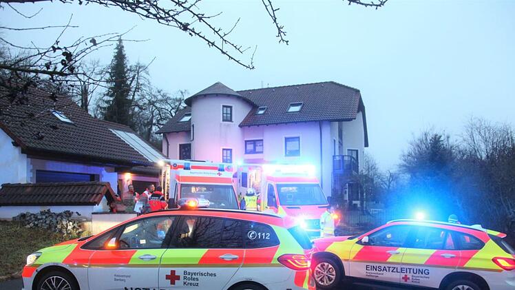 Direkt am Ortseingang Stettfeld wurde seitens des Rettungsdienstes ein sogenannter Bereitstellungsraum gebildet, wo sich alle Rettungsfahrzeuge sammelten, um die enge Ortsstraße an der Einsatzstelle nicht zu blockieren. Michael Will / BRK