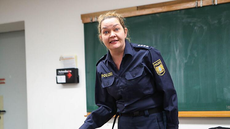 Starker Auftritt: In der Rolle der Polizistin Hannah Stein  betreibt Friedericke Pasch Aufklärungsarbeit im Klassenzeit - Aufklärungsarbeit zum Thema Mobbing einer Mitschülerin im Internet.Foto: Henning Rosenbusch