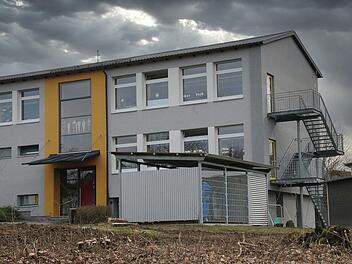 Einen Kinderhort mit 80 bis 100 Plätzen will die Marktgemeinde Maßbach an  die Grundschule in Poppenlauer anbauen. Baubeginn ist noch dieses Jahr  geplant.  Foto: Dieter Britz