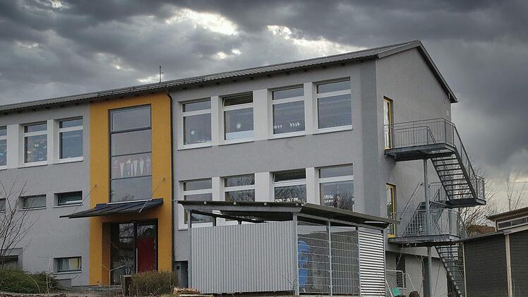 Einen Kinderhort mit 80 bis 100 Plätzen will die Marktgemeinde Maßbach an  die Grundschule in Poppenlauer anbauen. Baubeginn ist noch dieses Jahr  geplant.  Foto: Dieter Britz