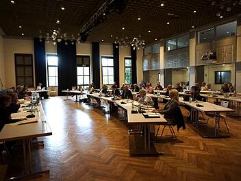 In einer neuen Sitzordnung tagte der Herzogenauracher Stadtrat zum zweiten Mal im Vereinshaus. Die CSU/JU-Fraktion wurde zwei Mal überstimmt. Richard Sänger