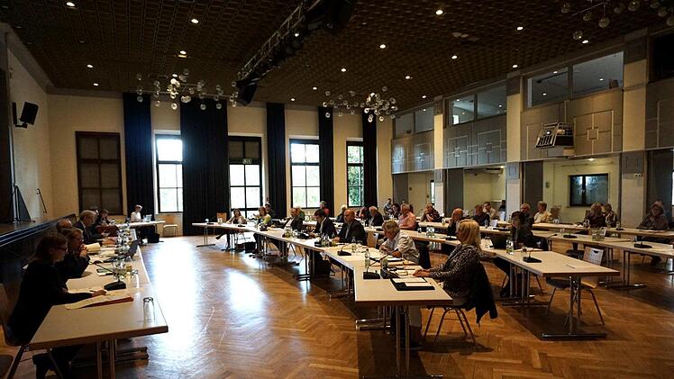 In einer neuen Sitzordnung tagte der Herzogenauracher Stadtrat zum zweiten Mal im Vereinshaus. Die CSU/JU-Fraktion wurde zwei Mal überstimmt. Richard Sänger