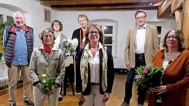 Amtsübergabe bei den Kiwanis (von rechts): Pastpräsidentin Sigrid Daum, Schatzmeister Gerhard Goller, Annegret Pachner, Präsidentin Sabine Kretschmar, Vizepräsidentin Anja Gimpel-Henning, Sekretär Rosi Müller und Revisor Bernt Pingel Foto: Dieter Hübner